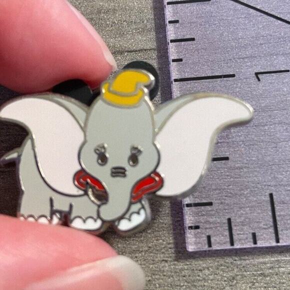 Disney Park - 2010 Mini-Pin Collection - Cute Disney Animals - Dumbo Pin Only - Picture 2 of 3